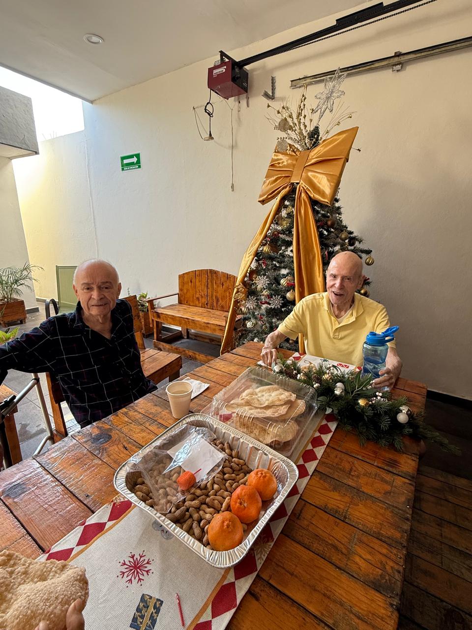Comedor con decoración navideña